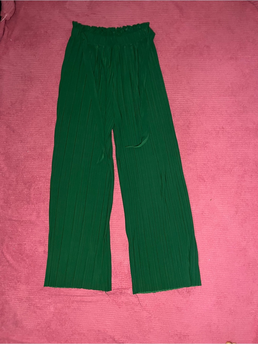 Green pleated pants with elastic waistband